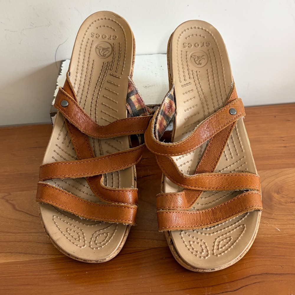 Crocs Womens Leigh Leather Strappy Wedge Sandals Cognac Brown Cork Size 9
